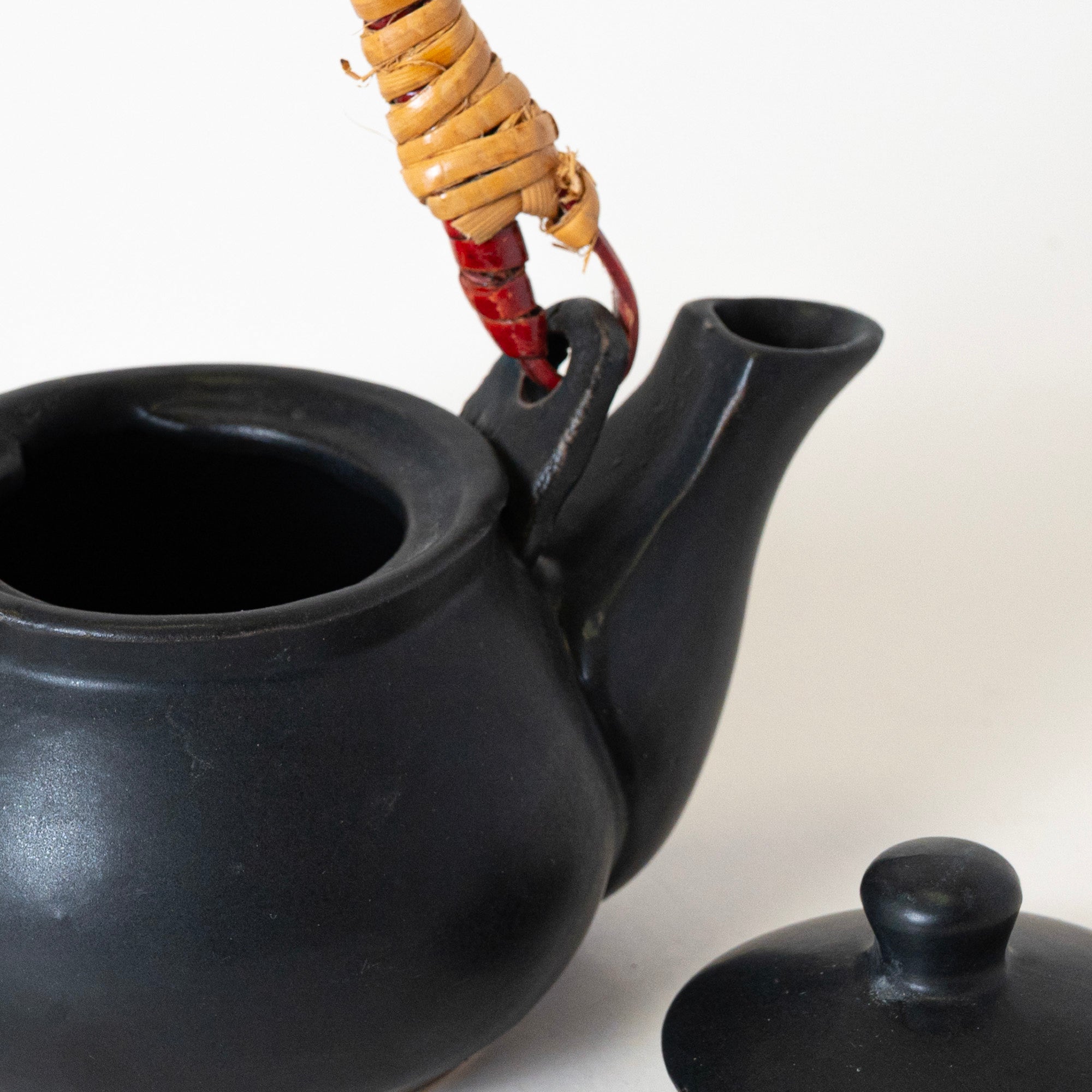 CHARCOAL KETTLE - View 2